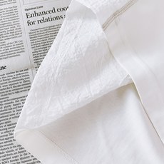 Loewe 罗意威 2026SS春夏新品 拼接刺绣短袖T恤,极简主义剪裁诠释品牌高级质感。采用双面料拼接设计,主体软糯亲 Loewe 罗意威 2026SS春夏新品 拼接刺绣短袖T恤,极简主义剪裁诠释品牌高级质感。采用双面料拼接设计,主体软糯亲