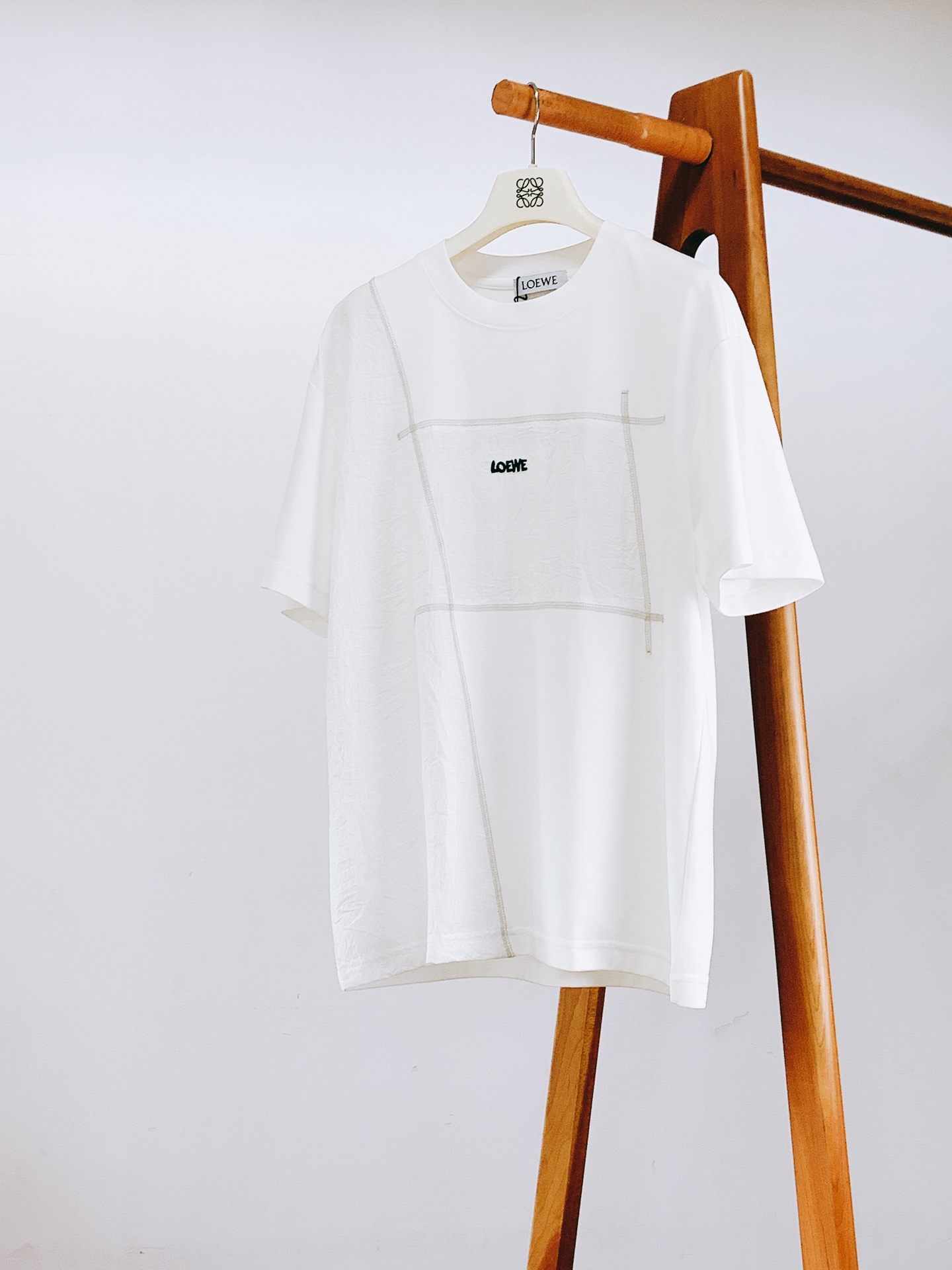 Loewe 罗意威 2026SS春夏新品 拼接刺绣短袖T恤，极简主义剪裁诠释品牌高级质感。采用双面料拼接设计，主体软糯亲