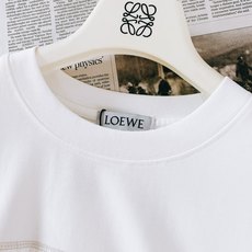 Loewe 罗意威 2026SS春夏新品 拼接刺绣短袖T恤,极简主义剪裁诠释品牌高级质感。采用双面料拼接设计,主体软糯亲 Loewe 罗意威 2026SS春夏新品 拼接刺绣短袖T恤,极简主义剪裁诠释品牌高级质感。采用双面料拼接设计,主体软糯亲