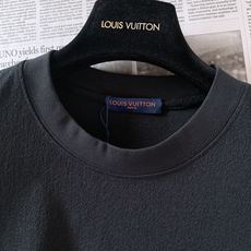 LouisVuitton 路易威登 2026SS春夏新品 肌理短袖T恤👕甄选定制泡泡肌理面料,自带细腻立体纹理,触感柔 LouisVuitton 路易威登 2026SS春夏新品 肌理短袖T恤👕甄选定制泡泡肌理面料,自带细腻立体纹理,触感柔