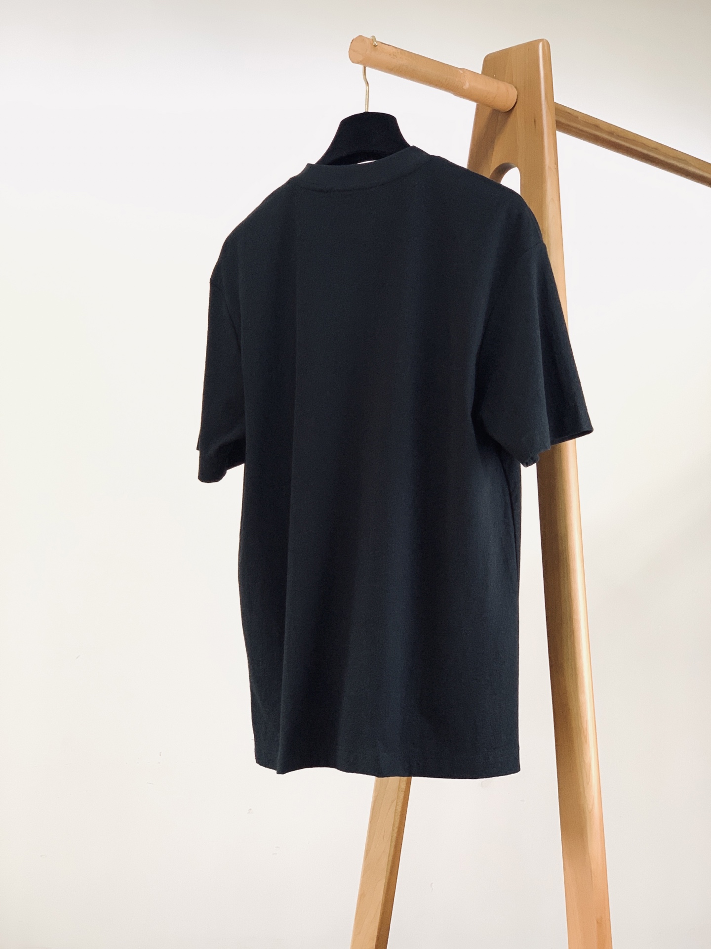 LouisVuitton 路易威登 2026SS春夏新品 肌理短袖T恤👕甄选定制泡泡肌理面料,自带细腻立体纹理,触感柔 LouisVuitton 路易威登 2026SS春夏新品 肌理短袖T恤👕甄选定制泡泡肌理面料,自带细腻立体纹理,触感柔