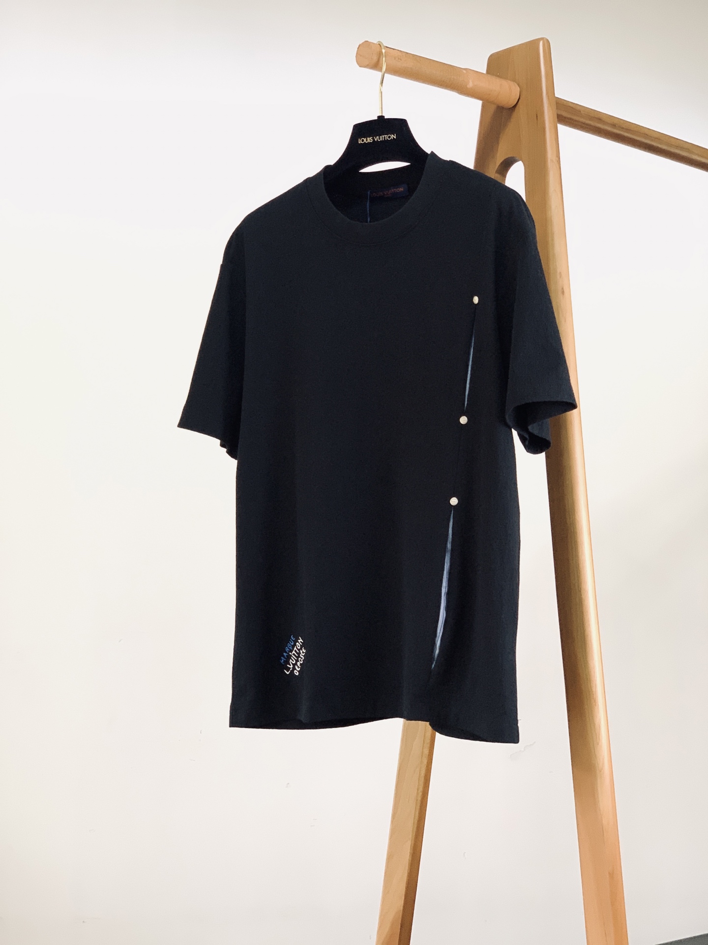 LouisVuitton 路易威登 2026SS春夏新品  肌理短袖T恤👕甄选定制泡泡肌理面料，自带细腻立体纹理，触感柔