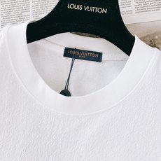 LouisVuitton 路易威登 2026SS春夏新品 肌理短袖T恤👕甄选定制泡泡肌理面料,自带细腻立体纹理,触感柔 LouisVuitton 路易威登 2026SS春夏新品 肌理短袖T恤👕甄选定制泡泡肌理面料,自带细腻立体纹理,触感柔
