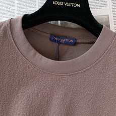 LouisVuitton 路易威登 2026SS春夏新品 肌理短袖T恤👕甄选定制泡泡肌理面料,自带细腻立体纹理,触感柔 LouisVuitton 路易威登 2026SS春夏新品 肌理短袖T恤👕甄选定制泡泡肌理面料,自带细腻立体纹理,触感柔