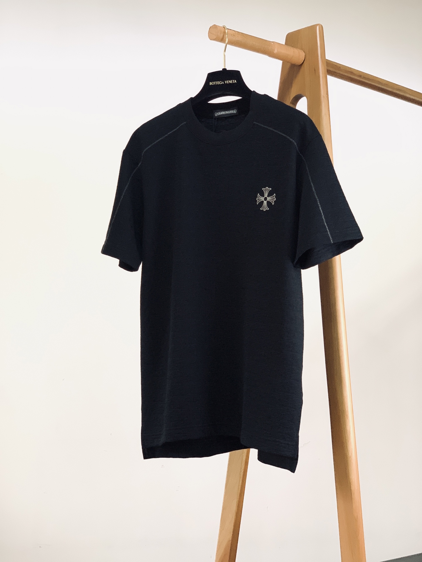 Chrome Hearts 克罗心 2026SS春夏新品  十字刺绣短袖T恤重磅上新！甄选特殊肌理感透气面料，自带细腻立
