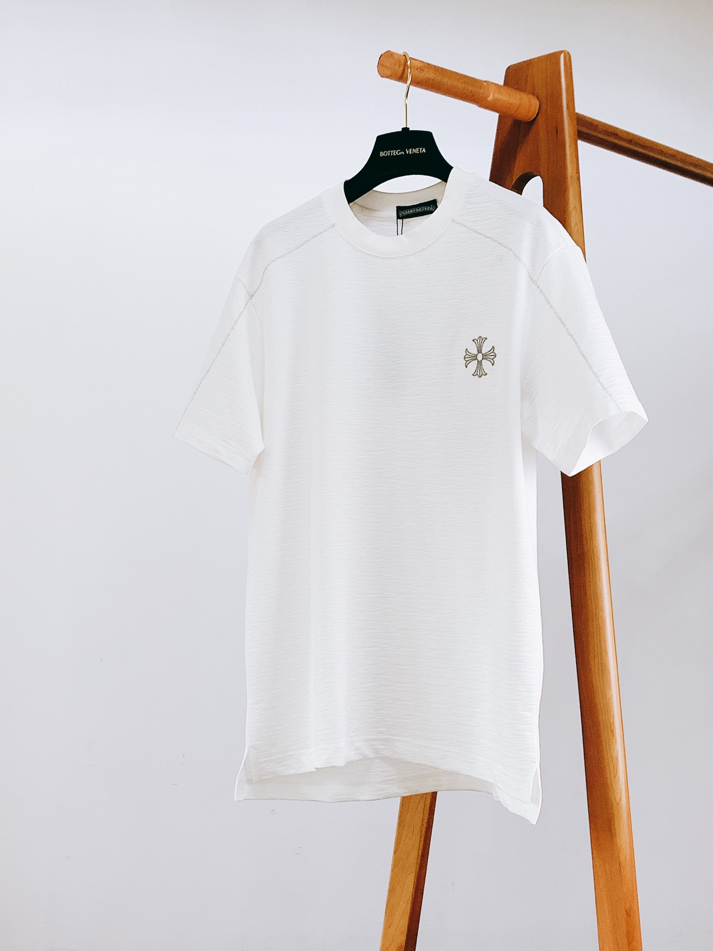 Chrome Hearts 克罗心 2026SS春夏新品  十字刺绣短袖T恤重磅上新！甄选特殊肌理感透气面料，自带细腻立