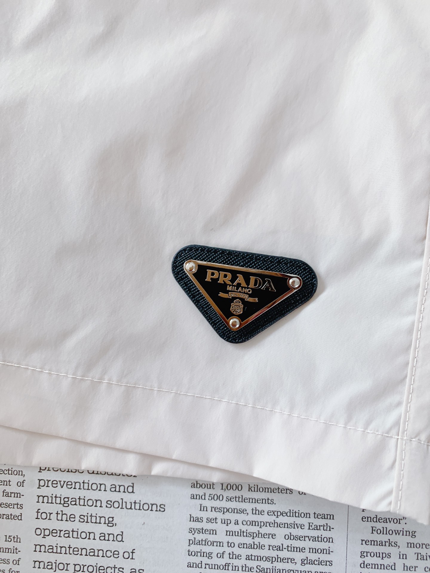 Prada 普拉达 2026SS春夏新品 经典三角标沙滩短裤🩳夏日刚需百搭神裤 甄选高密速干锦纶面料，触感轻薄顺滑，防水