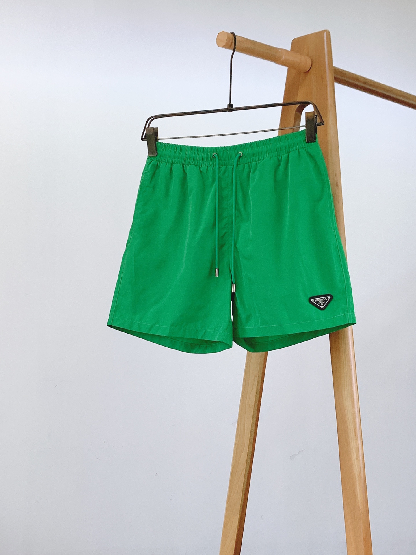 Prada 普拉达 2026SS春夏新品 经典三角标沙滩短裤🩳夏日刚需百搭神裤 甄选高密速干锦纶面料，触感轻薄顺滑，防水