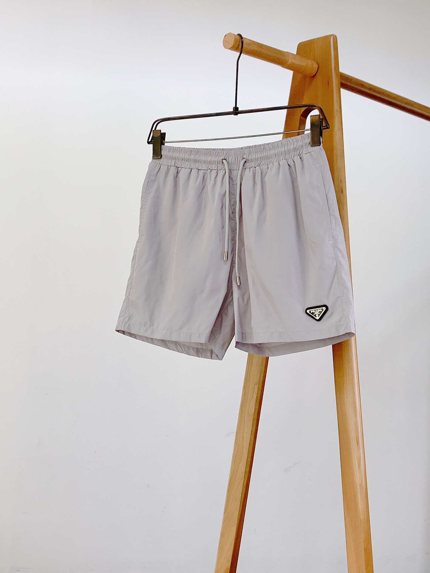 Prada 普拉达 2026SS春夏新品 经典三角标沙滩短裤🩳夏日刚需百搭神裤 甄选高密速干锦纶面料，触感轻薄顺滑，防水