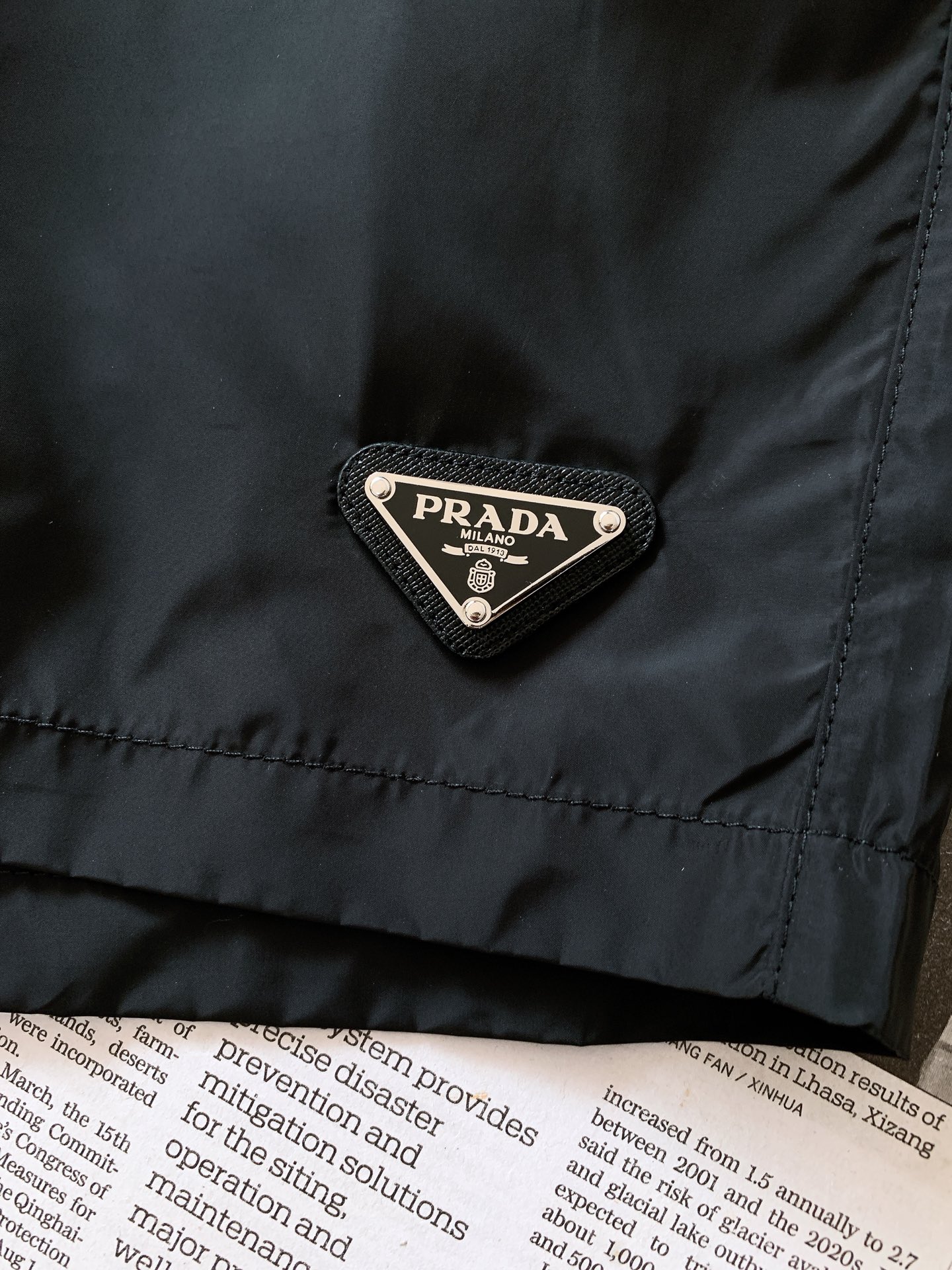 Prada 普拉达 2026SS春夏新品 经典三角标沙滩短裤🩳夏日刚需百搭神裤 甄选高密速干锦纶面料，触感轻薄顺滑，防水