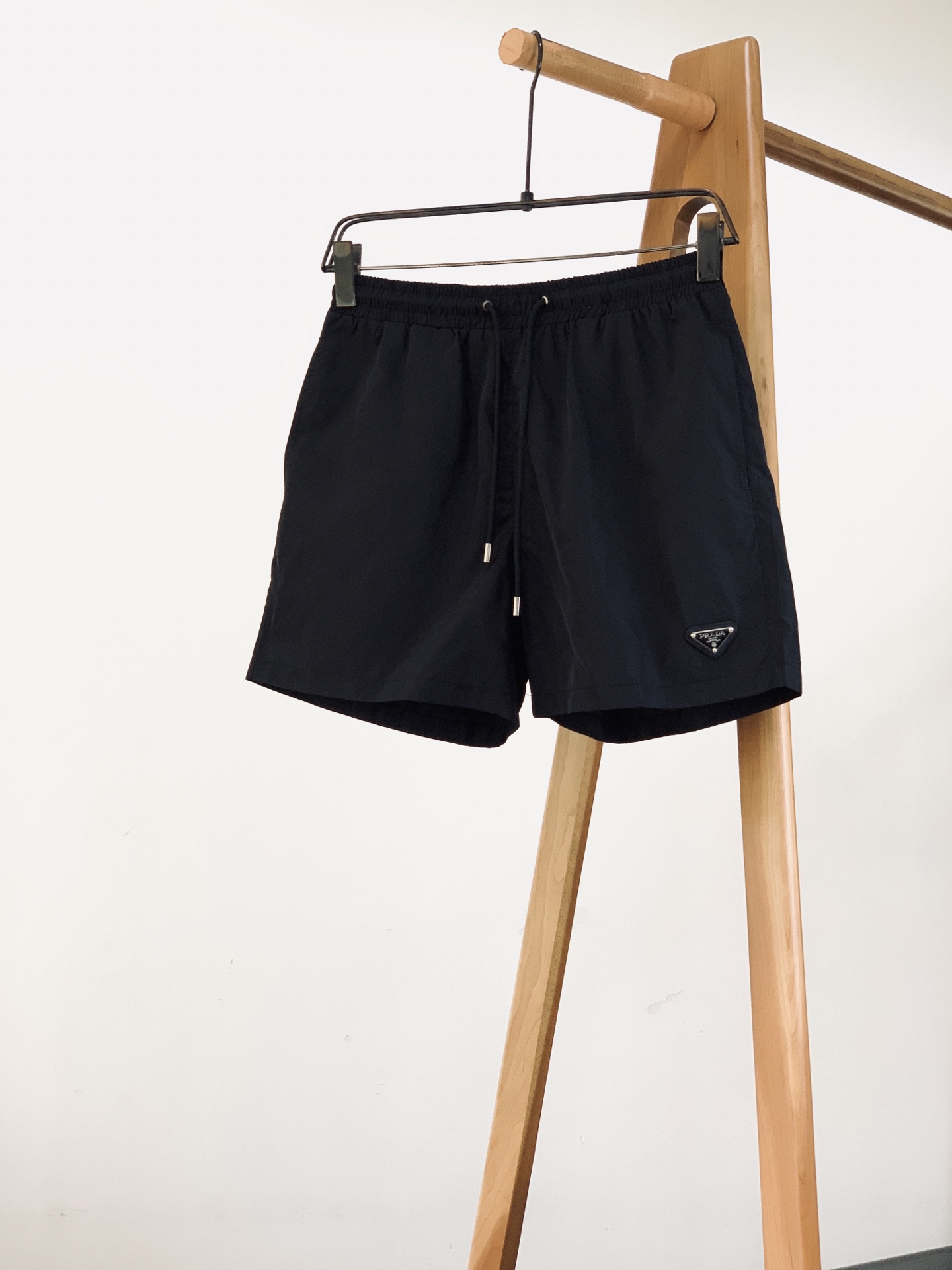 Prada 普拉达 2026SS春夏新品 经典三角标沙滩短裤🩳夏日刚需百搭神裤 甄选高密速干锦纶面料，触感轻薄顺滑，防水