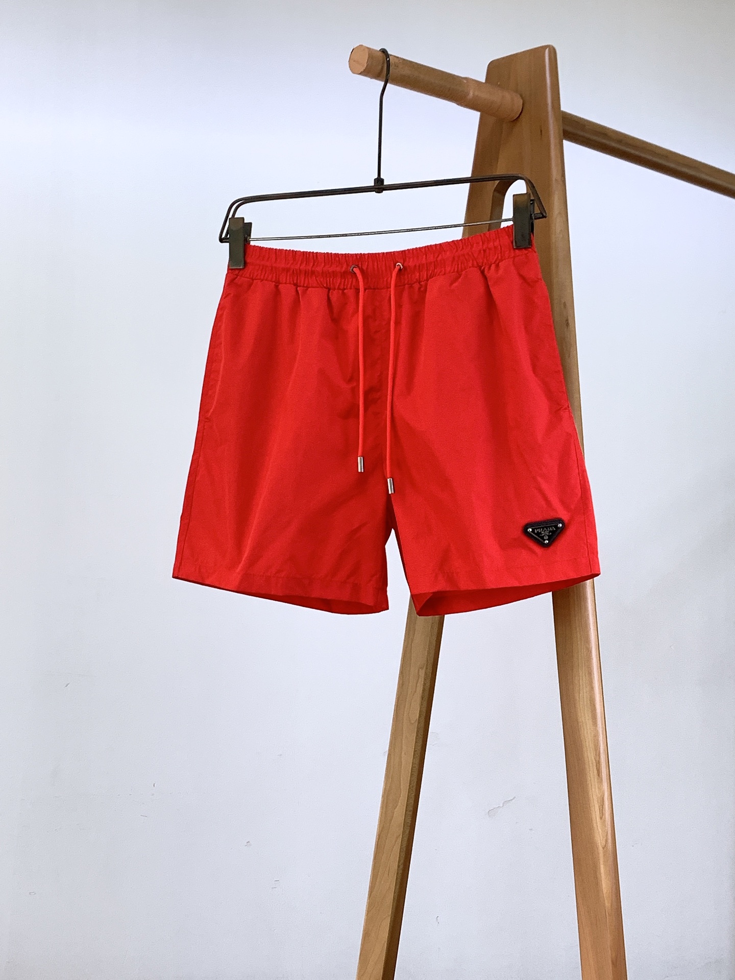 Prada 普拉达 2026SS春夏新品 经典三角标沙滩短裤🩳夏日刚需百搭神裤 甄选高密速干锦纶面料，触感轻薄顺滑，防水