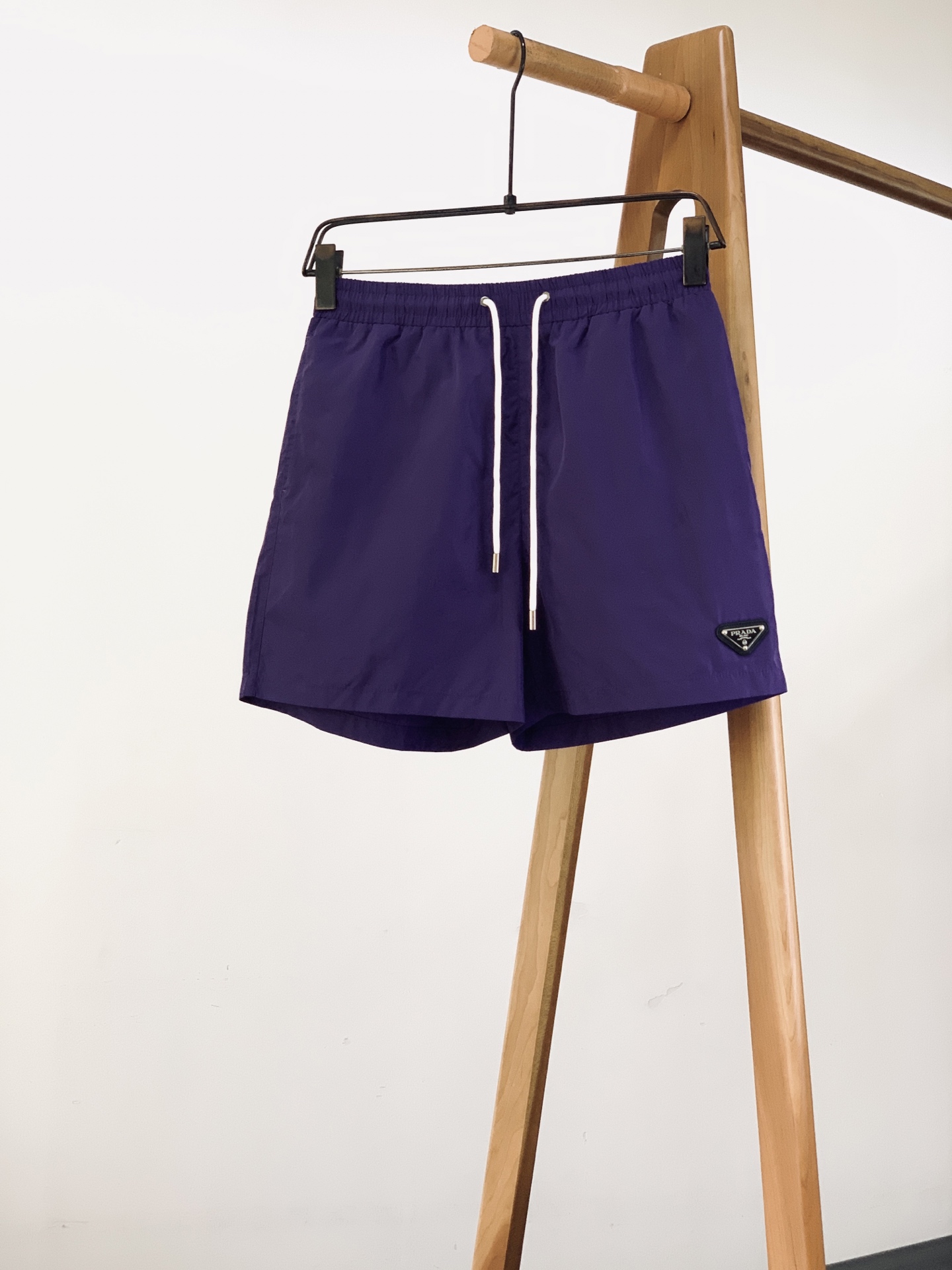 Prada 普拉达 2026SS春夏新品 经典三角标沙滩短裤🩳夏日刚需百搭神裤 甄选高密速干锦纶面料，触感轻薄顺滑，防水