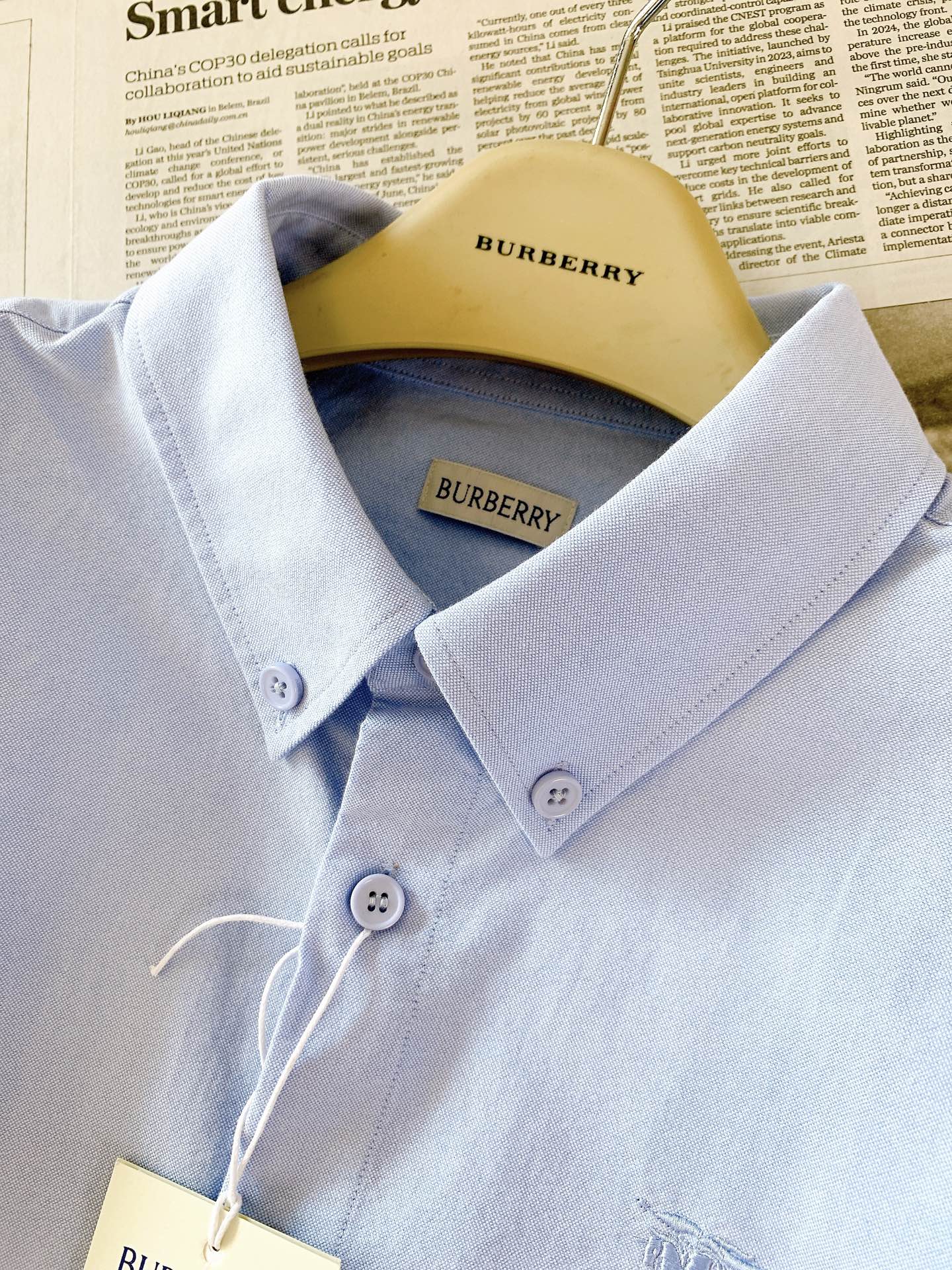 Burberry 巴宝莉 2026FW早秋新品 经典战马刺绣长袖牛津衬衫👔白/浅蓝双色可选,男生穿搭刚需单品。甄选高品质 Burberry 巴宝莉 2026FW早秋新品 经典战马刺绣长袖牛津衬衫👔白/浅蓝双色可选,男生穿搭刚需单品。甄选高品质