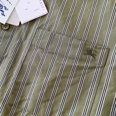 Burberry 巴宝莉 橄榄绿条纹长袖衬衫👔 甄选进口长绒棉材质,面料带有细腻肌理,上身透气舒适不易褶皱。复古橄榄绿搭 Burberry 巴宝莉 橄榄绿条纹长袖衬衫👔 甄选进口长绒棉材质,面料带有细腻肌理,上身透气舒适不易褶皱。复古橄榄绿搭