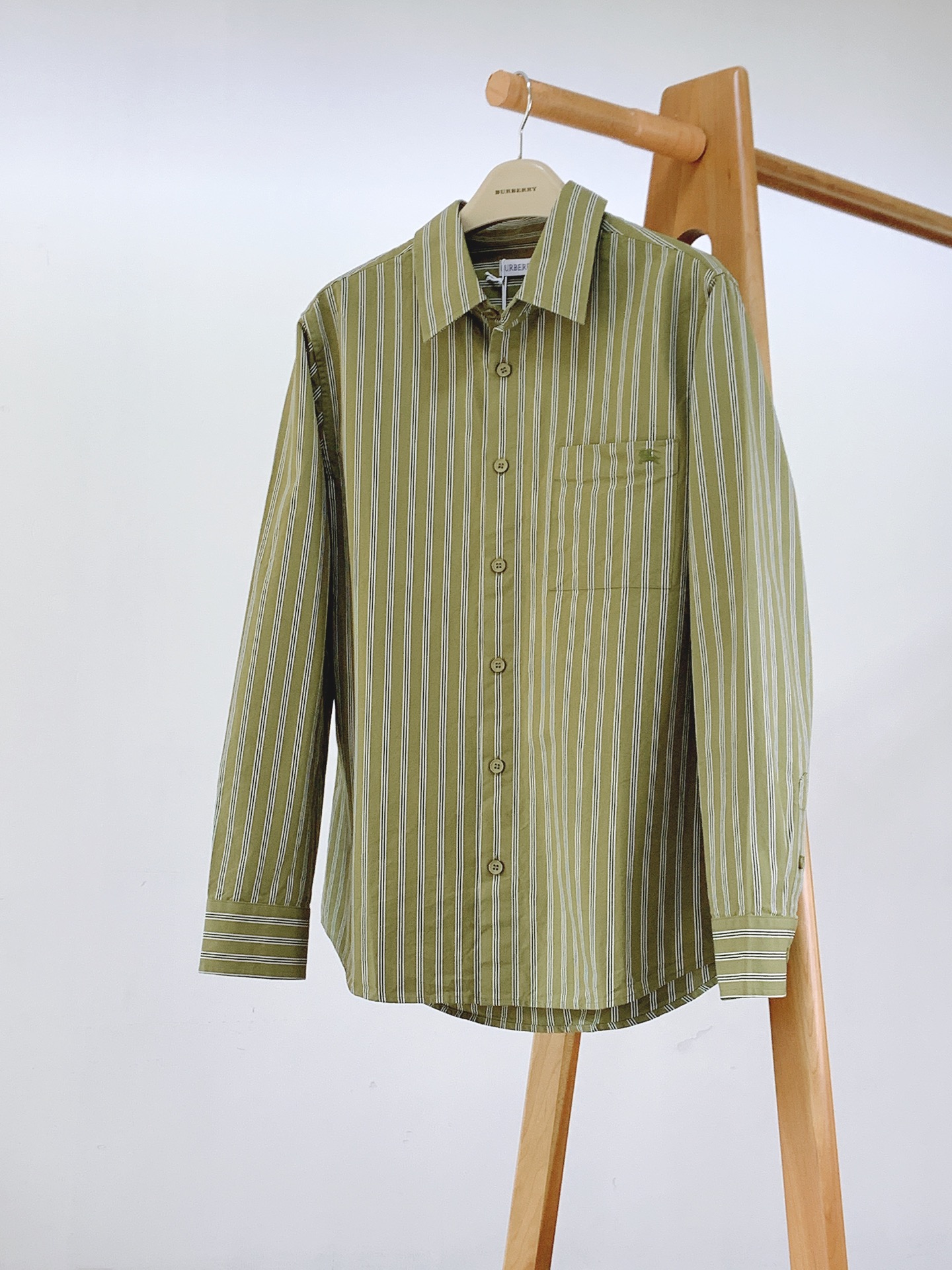 Burberry 巴宝莉 橄榄绿条纹长袖衬衫👔 甄选进口长绒棉材质，面料带有细腻肌理，上身透气舒适不易褶皱。复古橄榄绿搭