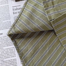 Burberry 巴宝莉 橄榄绿条纹长袖衬衫👔 甄选进口长绒棉材质,面料带有细腻肌理,上身透气舒适不易褶皱。复古橄榄绿搭 Burberry 巴宝莉 橄榄绿条纹长袖衬衫👔 甄选进口长绒棉材质,面料带有细腻肌理,上身透气舒适不易褶皱。复古橄榄绿搭