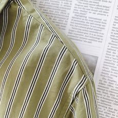 Burberry 巴宝莉 橄榄绿条纹长袖衬衫👔 甄选进口长绒棉材质,面料带有细腻肌理,上身透气舒适不易褶皱。复古橄榄绿搭 Burberry 巴宝莉 橄榄绿条纹长袖衬衫👔 甄选进口长绒棉材质,面料带有细腻肌理,上身透气舒适不易褶皱。复古橄榄绿搭