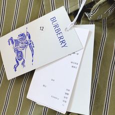 Burberry 巴宝莉 橄榄绿条纹长袖衬衫👔 甄选进口长绒棉材质,面料带有细腻肌理,上身透气舒适不易褶皱。复古橄榄绿搭 Burberry 巴宝莉 橄榄绿条纹长袖衬衫👔 甄选进口长绒棉材质,面料带有细腻肌理,上身透气舒适不易褶皱。复古橄榄绿搭