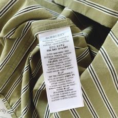Burberry 巴宝莉 橄榄绿条纹长袖衬衫👔 甄选进口长绒棉材质,面料带有细腻肌理,上身透气舒适不易褶皱。复古橄榄绿搭 Burberry 巴宝莉 橄榄绿条纹长袖衬衫👔 甄选进口长绒棉材质,面料带有细腻肌理,上身透气舒适不易褶皱。复古橄榄绿搭