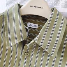 Burberry 巴宝莉 橄榄绿条纹长袖衬衫👔 甄选进口长绒棉材质,面料带有细腻肌理,上身透气舒适不易褶皱。复古橄榄绿搭 Burberry 巴宝莉 橄榄绿条纹长袖衬衫👔 甄选进口长绒棉材质,面料带有细腻肌理,上身透气舒适不易褶皱。复古橄榄绿搭