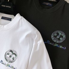 LouisVuitton 路易威登 2026SS春夏新品 艺术四叶草彩绘短袖👕精选高克重纯棉料子,上身软糯舒适同时版型足 LouisVuitton 路易威登 2026SS春夏新品 艺术四叶草彩绘短袖👕精选高克重纯棉料子,上身软糯舒适同时版型足