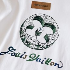LouisVuitton 路易威登 2026SS春夏新品 艺术四叶草彩绘短袖👕精选高克重纯棉料子,上身软糯舒适同时版型足 LouisVuitton 路易威登 2026SS春夏新品 艺术四叶草彩绘短袖👕精选高克重纯棉料子,上身软糯舒适同时版型足