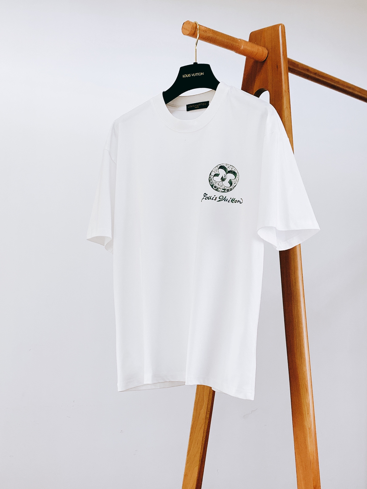 LouisVuitton 路易威登 2026SS春夏新品 艺术四叶草彩绘短袖👕精选高克重纯棉料子，上身软糯舒适同时版型足