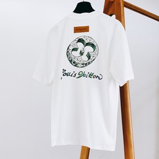 LouisVuitton 路易威登 2026SS春夏新品 艺术四叶草彩绘短袖👕精选高克重纯棉料子,上身软糯舒适同时版型足 LouisVuitton 路易威登 2026SS春夏新品 艺术四叶草彩绘短袖👕精选高克重纯棉料子,上身软糯舒适同时版型足