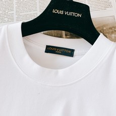 LouisVuitton 路易威登 2026SS春夏新品 艺术四叶草彩绘短袖👕精选高克重纯棉料子,上身软糯舒适同时版型足 LouisVuitton 路易威登 2026SS春夏新品 艺术四叶草彩绘短袖👕精选高克重纯棉料子,上身软糯舒适同时版型足