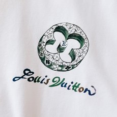 LouisVuitton 路易威登 2026SS春夏新品 艺术四叶草彩绘短袖👕精选高克重纯棉料子,上身软糯舒适同时版型足 LouisVuitton 路易威登 2026SS春夏新品 艺术四叶草彩绘短袖👕精选高克重纯棉料子,上身软糯舒适同时版型足