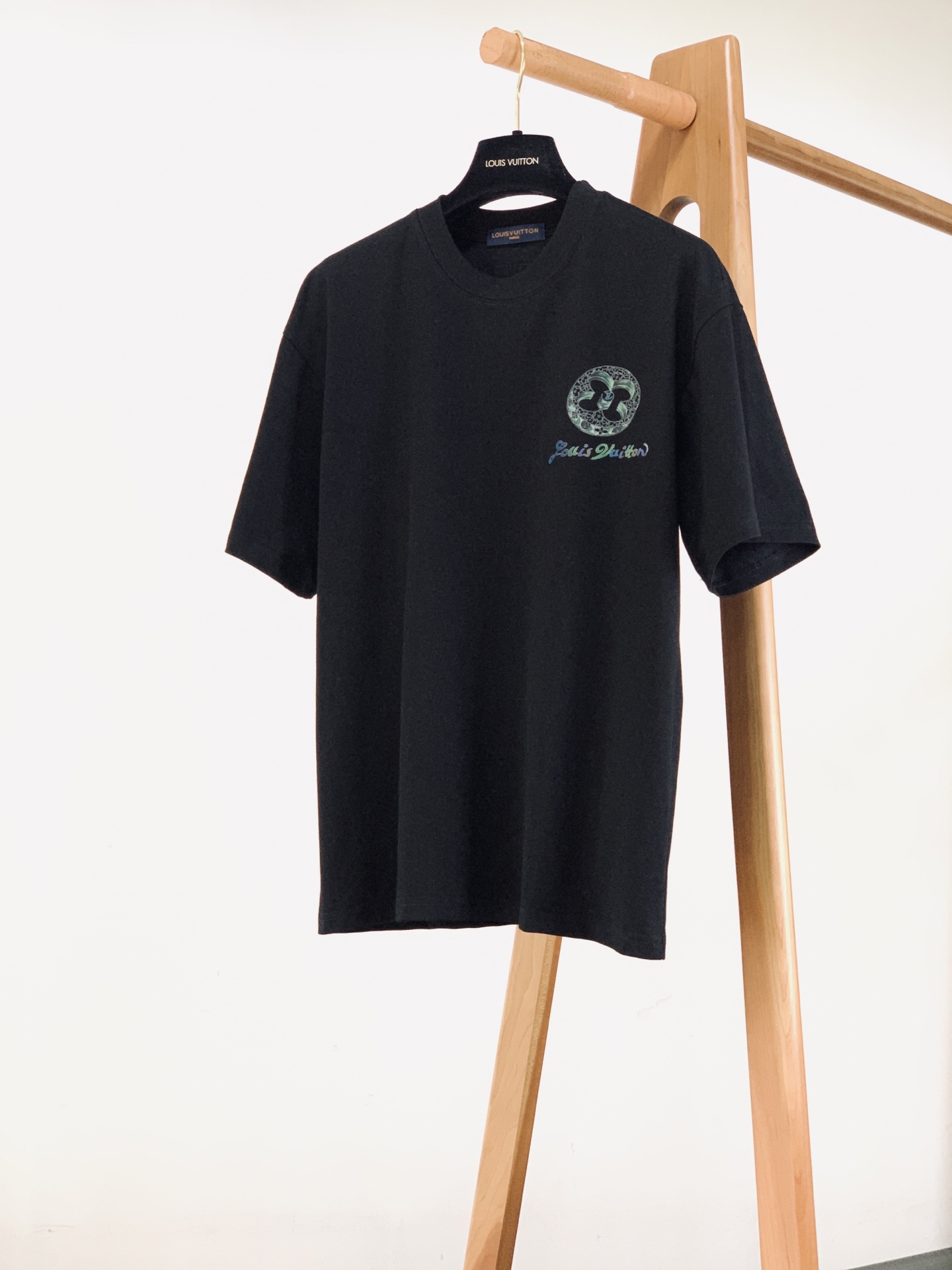 LouisVuitton 路易威登 2026SS春夏新品 艺术四叶草彩绘短袖👕精选高克重纯棉料子，上身软糯舒适同时版型足