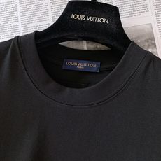 LouisVuitton 路易威登 2026SS春夏新品 艺术四叶草彩绘短袖👕精选高克重纯棉料子,上身软糯舒适同时版型足 LouisVuitton 路易威登 2026SS春夏新品 艺术四叶草彩绘短袖👕精选高克重纯棉料子,上身软糯舒适同时版型足