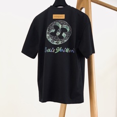 LouisVuitton 路易威登 2026SS春夏新品 艺术四叶草彩绘短袖👕精选高克重纯棉料子,上身软糯舒适同时版型足 LouisVuitton 路易威登 2026SS春夏新品 艺术四叶草彩绘短袖👕精选高克重纯棉料子,上身软糯舒适同时版型足