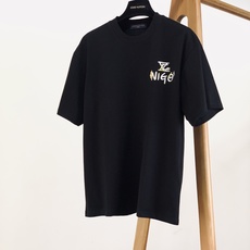 LouisVuitton 路易威登 2026SS春夏新品 × NIGO联名花卉短袖T恤👕重磅精梳纯棉料子,上身软糯透气 LouisVuitton 路易威登 2026SS春夏新品 × NIGO联名花卉短袖T恤👕重磅精梳纯棉料子,上身软糯透气