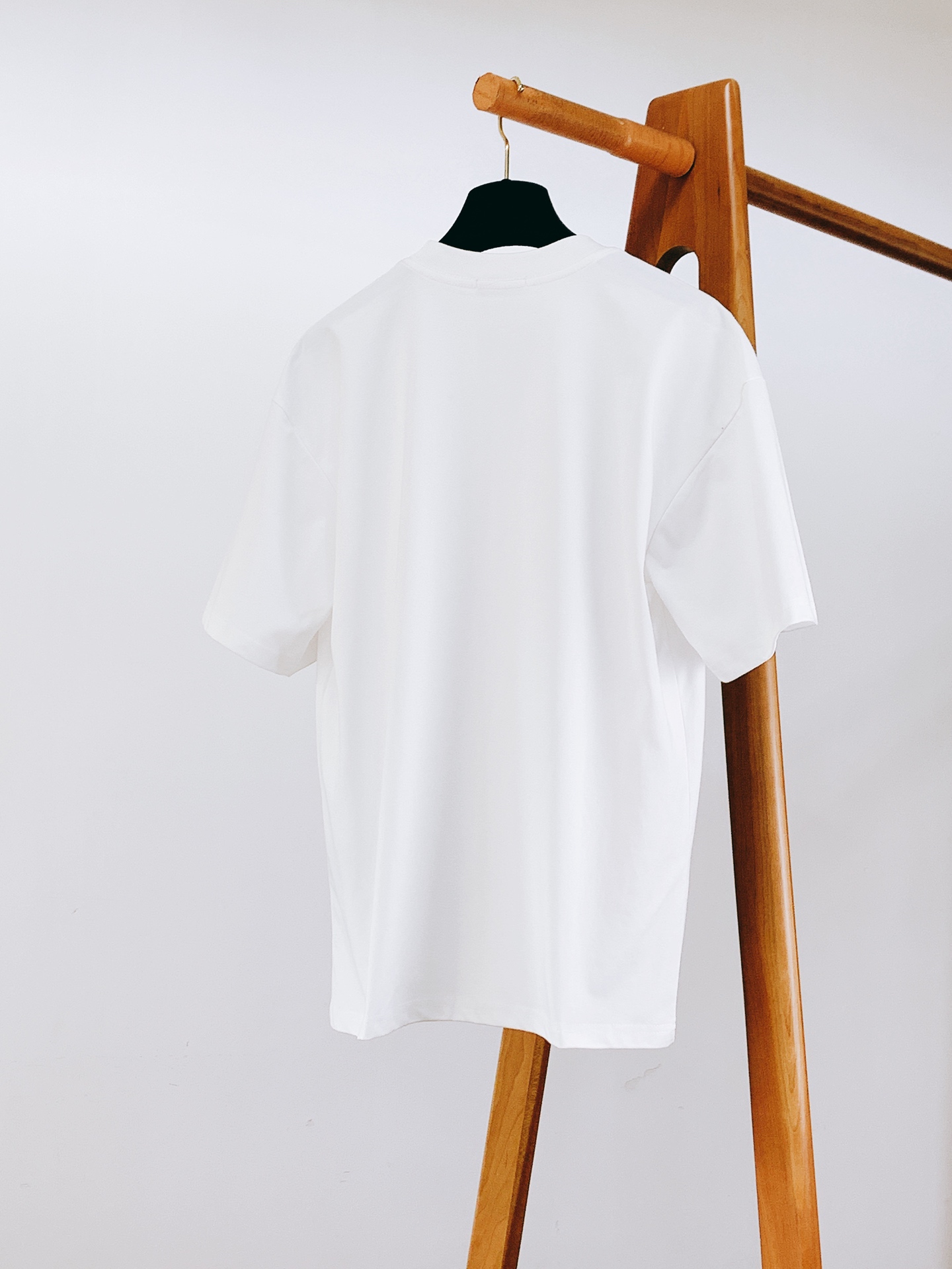 Dior Homme 迪奥·桀傲 2026SS春夏新品 蝴蝶涂鸦短袖T恤👕 高支重磅纯棉料子,上手就能感受到扎实质感,透 Dior Homme 迪奥·桀傲 2026SS春夏新品 蝴蝶涂鸦短袖T恤👕 高支重磅纯棉料子,上手就能感受到扎实质感,透