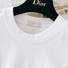 Dior Homme 迪奥·桀傲 2026SS春夏新品 蝴蝶涂鸦短袖T恤👕 高支重磅纯棉料子,上手就能感受到扎实质感,透 Dior Homme 迪奥·桀傲 2026SS春夏新品 蝴蝶涂鸦短袖T恤👕 高支重磅纯棉料子,上手就能感受到扎实质感,透
