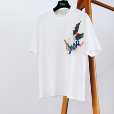 Dior Homme 迪奥·桀傲 2026SS春夏新品 蝴蝶涂鸦短袖T恤👕 高支重磅纯棉料子,上手就能感受到扎实质感,透 Dior Homme 迪奥·桀傲 2026SS春夏新品 蝴蝶涂鸦短袖T恤👕 高支重磅纯棉料子,上手就能感受到扎实质感,透