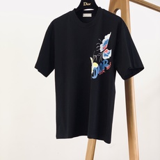 Dior Homme 迪奥·桀傲 2026SS春夏新品 蝴蝶涂鸦短袖T恤👕 高支重磅纯棉料子,上手就能感受到扎实质感,透 Dior Homme 迪奥·桀傲 2026SS春夏新品 蝴蝶涂鸦短袖T恤👕 高支重磅纯棉料子,上手就能感受到扎实质感,透