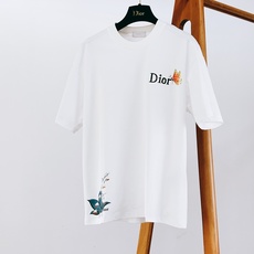 Dior Homme 迪奥·桀傲 2026SS春夏新品 蝴蝶铃兰印花短袖T恤👕 甄选高品质精梳棉面料,上身软糯透气,一年 Dior Homme 迪奥·桀傲 2026SS春夏新品 蝴蝶铃兰印花短袖T恤👕 甄选高品质精梳棉面料,上身软糯透气,一年