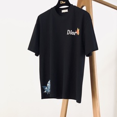Dior Homme 迪奥·桀傲 2026SS春夏新品 蝴蝶铃兰印花短袖T恤👕 甄选高品质精梳棉面料,上身软糯透气,一年 Dior Homme 迪奥·桀傲 2026SS春夏新品 蝴蝶铃兰印花短袖T恤👕 甄选高品质精梳棉面料,上身软糯透气,一年