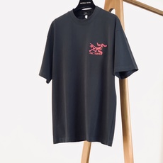 ARCTERYX 始祖鸟 2026SS春夏新品 刺绣标识短袖T恤👕甄选高品质重磅棉质面料,触感柔软透气,上身垂感十足,夏 ARCTERYX 始祖鸟 2026SS春夏新品 刺绣标识短袖T恤👕甄选高品质重磅棉质面料,触感柔软透气,上身垂感十足,夏