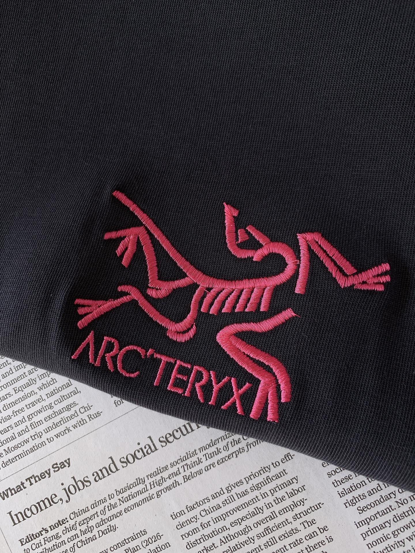 ARCTERYX 始祖鸟 2026SS春夏新品 刺绣标识短袖T恤👕甄选高品质重磅棉质面料，触感柔软透气，上身垂感十足，夏