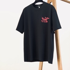 ARCTERYX 始祖鸟 2026SS春夏新品 刺绣标识短袖T恤👕甄选高品质重磅棉质面料,触感柔软透气,上身垂感十足,夏 ARCTERYX 始祖鸟 2026SS春夏新品 刺绣标识短袖T恤👕甄选高品质重磅棉质面料,触感柔软透气,上身垂感十足,夏