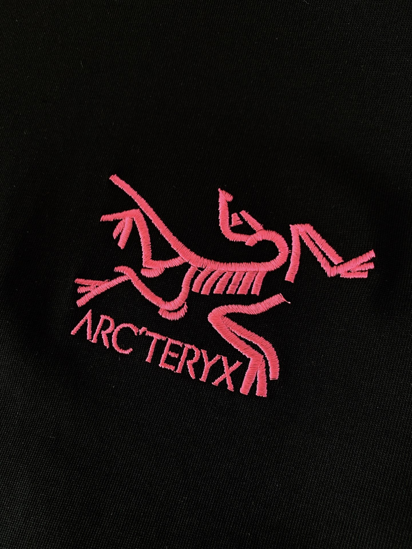 ARCTERYX 始祖鸟 2026SS春夏新品 刺绣标识短袖T恤👕甄选高品质重磅棉质面料，触感柔软透气，上身垂感十足，夏