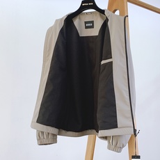 Boss 2026FW早秋新品 男士立领休闲夹克上新✨ 男士衣橱永不过时的轻奢基础外套! 高端机能梭织面料,挺括抗皱,防 Boss 2026FW早秋新品 男士立领休闲夹克上新✨ 男士衣橱永不过时的轻奢基础外套! 高端机能梭织面料,挺括抗皱,防