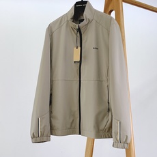 Boss 2026FW早秋新品 男士立领休闲夹克上新✨ 男士衣橱永不过时的轻奢基础外套! 高端机能梭织面料,挺括抗皱,防 Boss 2026FW早秋新品 男士立领休闲夹克上新✨ 男士衣橱永不过时的轻奢基础外套! 高端机能梭织面料,挺括抗皱,防