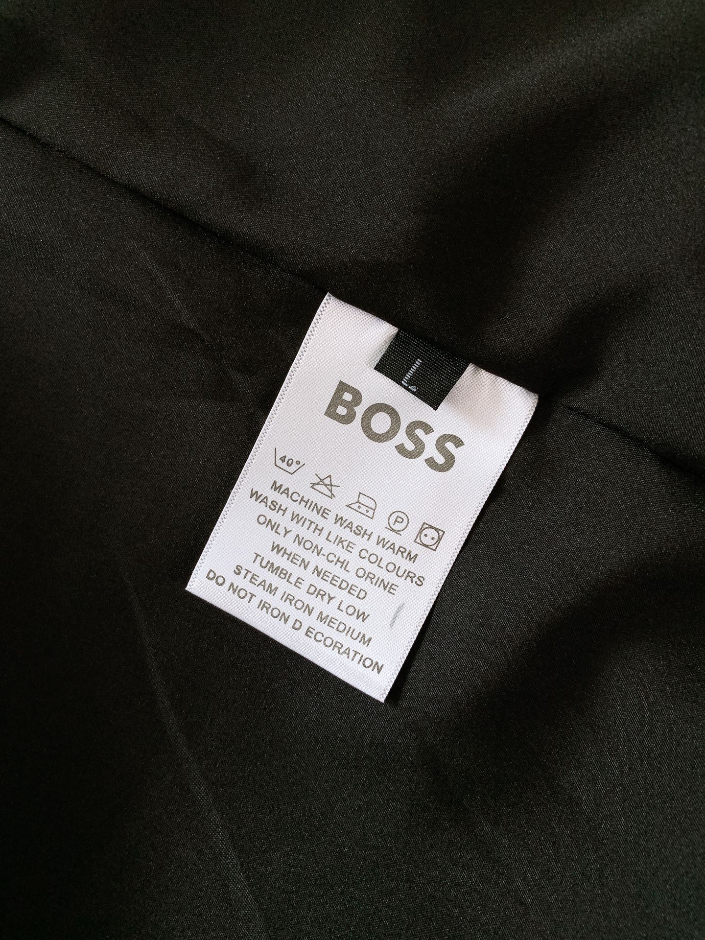 Boss 2026FW早秋新品 男士立领休闲夹克上新✨ 男士衣橱永不过时的轻奢基础外套! 高端机能梭织面料,挺括抗皱,防 Boss 2026FW早秋新品 男士立领休闲夹克上新✨ 男士衣橱永不过时的轻奢基础外套! 高端机能梭织面料,挺括抗皱,防