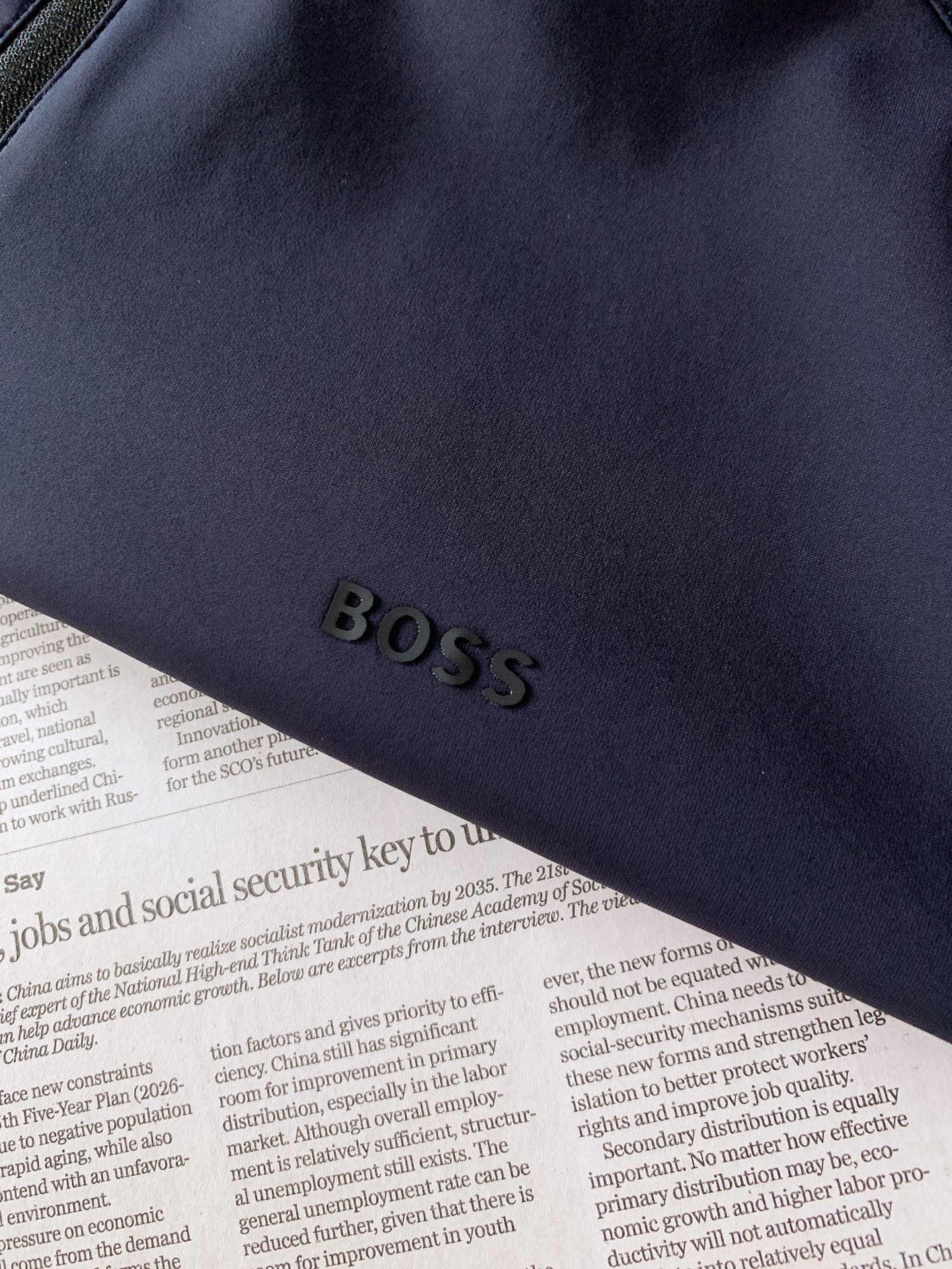 Boss 2026FW早秋新品 男士立领休闲夹克上新✨ 男士衣橱永不过时的轻奢基础外套! 高端机能梭织面料,挺括抗皱,防 Boss 2026FW早秋新品 男士立领休闲夹克上新✨ 男士衣橱永不过时的轻奢基础外套! 高端机能梭织面料,挺括抗皱,防