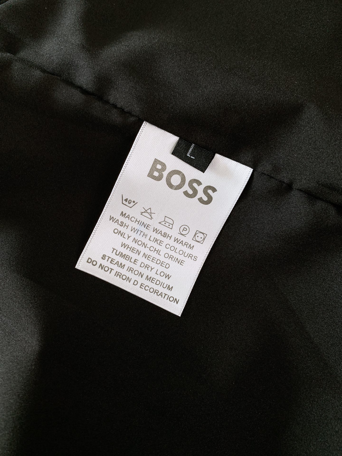 Boss 2026FW早秋新品 男士立领休闲夹克上新✨ 男士衣橱永不过时的轻奢基础外套！ 高端机能梭织面料，挺括抗皱，防